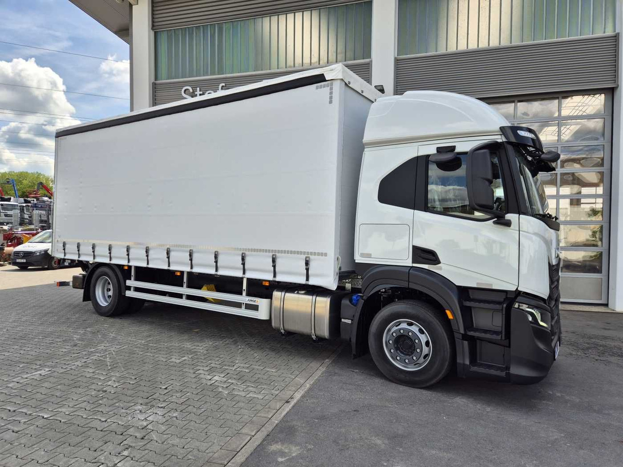 Iveco S-Way AT190S40/P Schiebeplanen LBW AHK Bett - Camião de lona: foto 4 Iveco S-Way AT190S40/P Schiebeplanen LBW AHK Bett - Camião de lona: foto 4