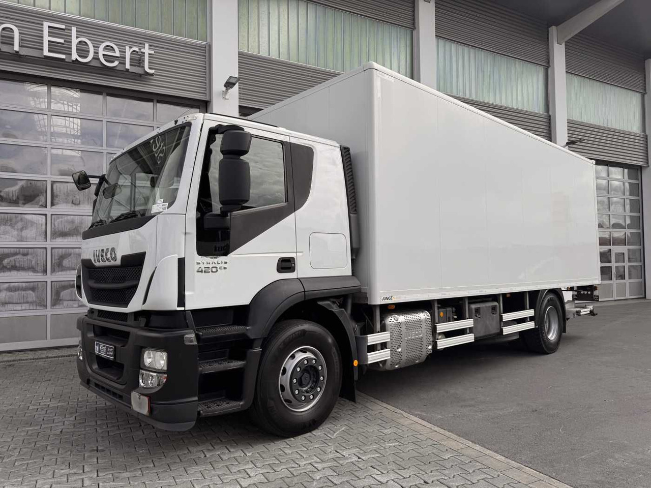 Iveco Stralis AT190S42/FP-D 4x2 Koffer+LBW faltbar AHK - Camião furgão: foto 2 Iveco Stralis AT190S42/FP-D 4x2 Koffer+LBW faltbar AHK - Camião furgão: foto 2