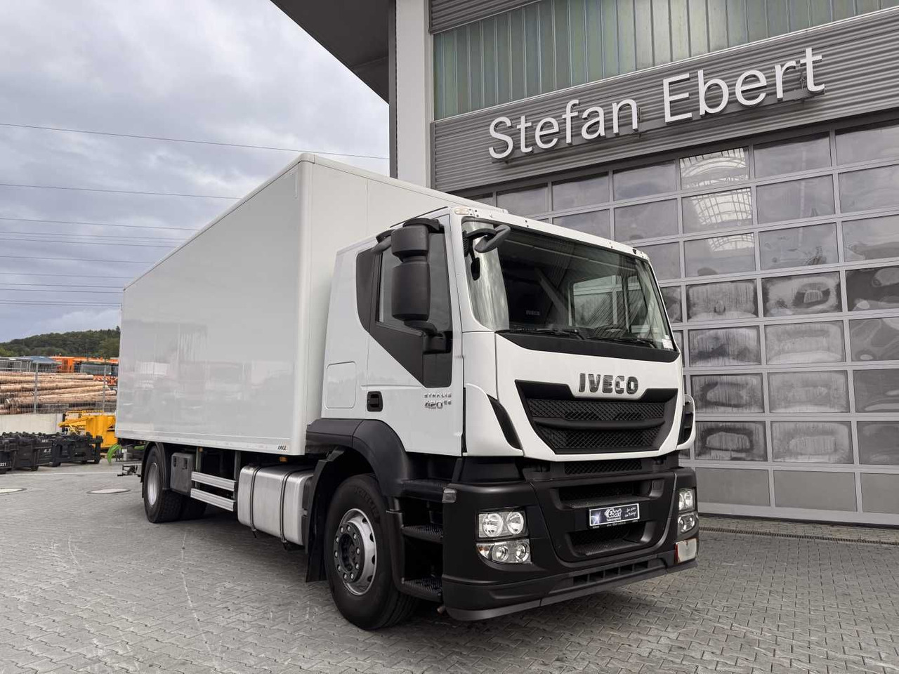 Iveco Stralis AT190S42/FP-D 4x2 Koffer+LBW faltbar AHK - Camião furgão: foto 3 Iveco Stralis AT190S42/FP-D 4x2 Koffer+LBW faltbar AHK - Camião furgão: foto 3