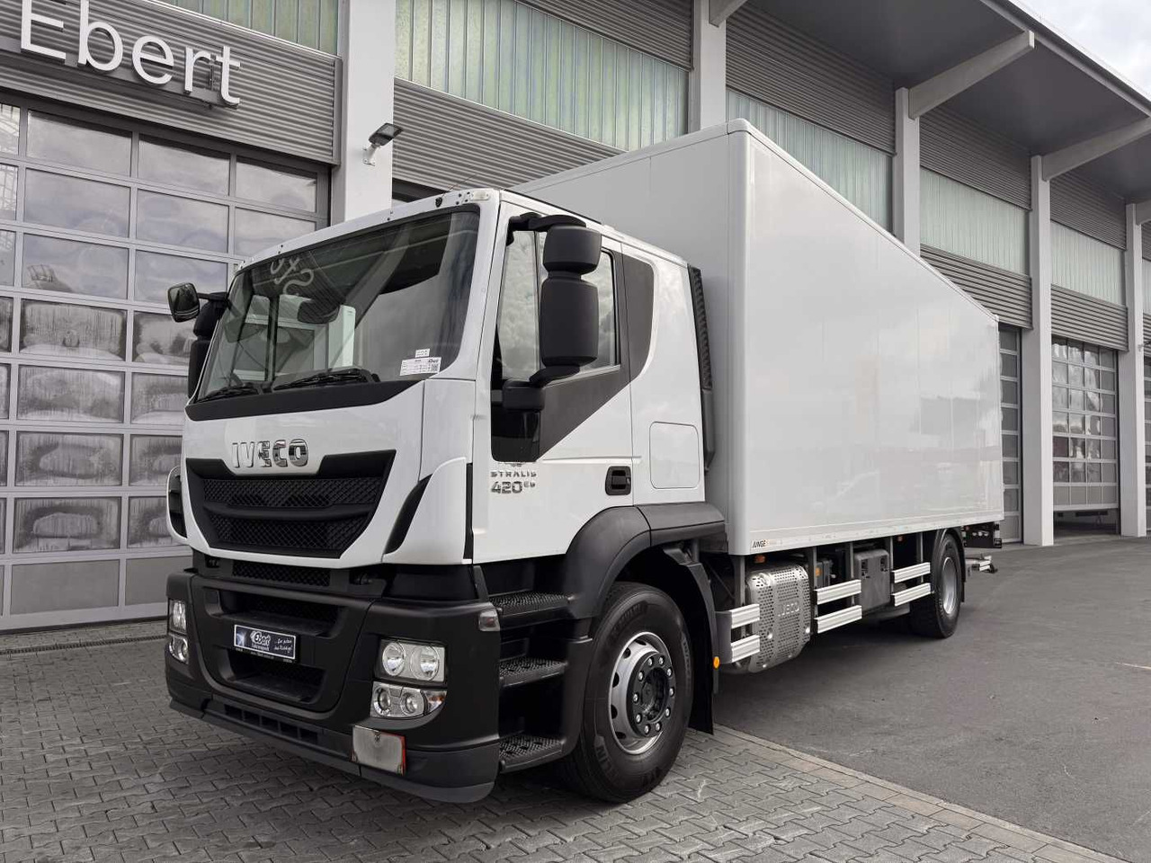 Iveco Stralis AT190S42/FP-D 4x2 Koffer+LBW faltbar AHK - Camião furgão: foto 4 Iveco Stralis AT190S42/FP-D 4x2 Koffer+LBW faltbar AHK - Camião furgão: foto 4