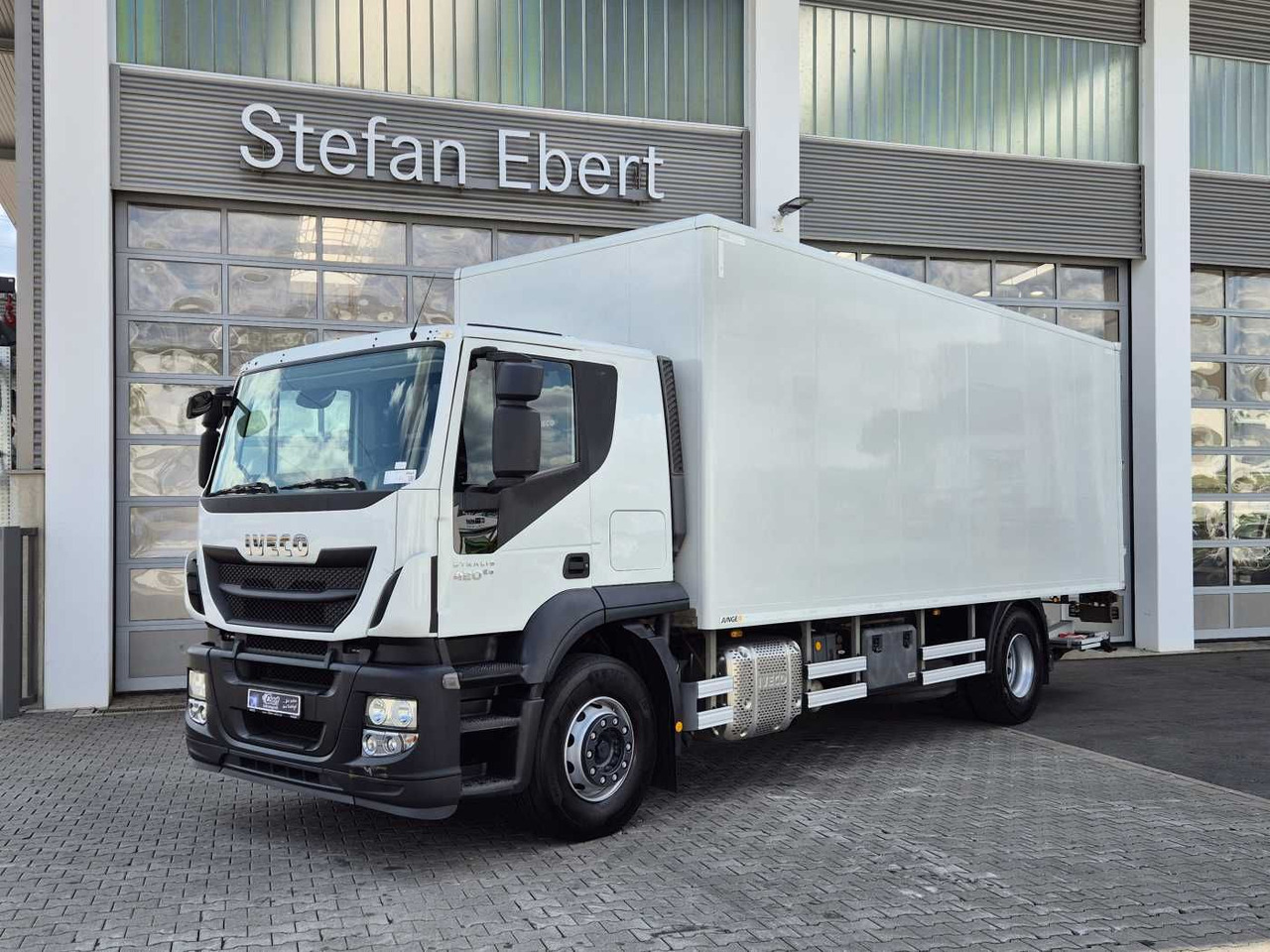 Iveco Stralis AT190S42/FP-D LBW Bär 1.500kg faltbar - Camião furgão: foto 1 Iveco Stralis AT190S42/FP-D LBW Bär 1.500kg faltbar - Camião furgão: foto 1