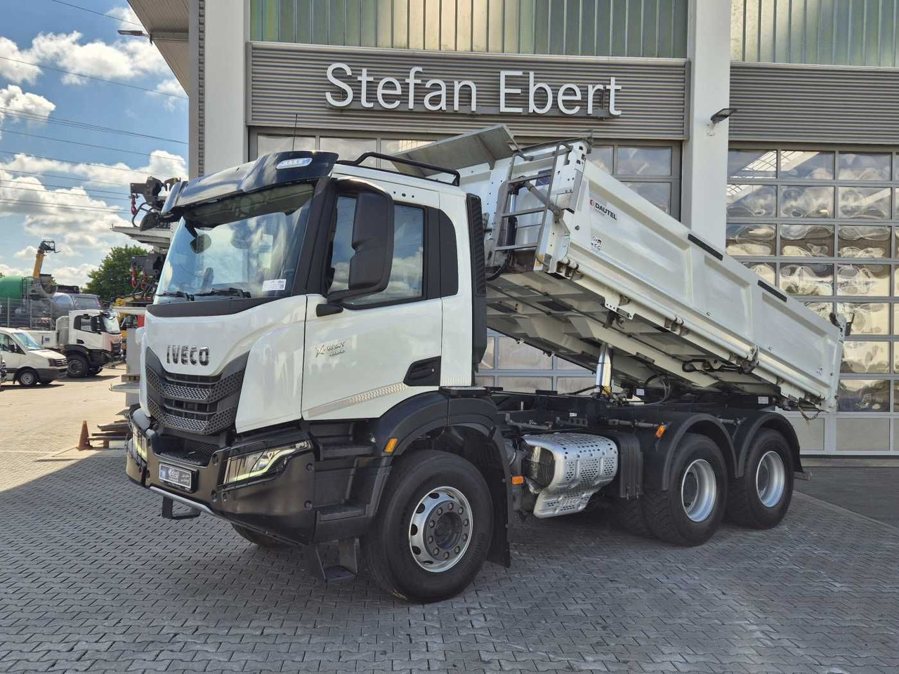 Iveco X-Way AD300X48Z HR 6x4 Intarder Bordmatic Kamera - Camião basculante: foto 1 Iveco X-Way AD300X48Z HR 6x4 Intarder Bordmatic Kamera - Camião basculante: foto 1