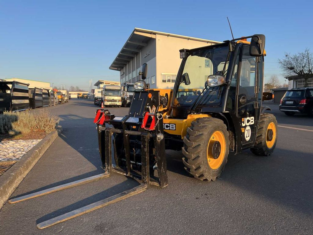 JCB 514-40 / nur 108h / 2023 / Eigengewicht: 2.700kg - Empilhador telescópico: foto 1 JCB 514-40 / nur 108h / 2023 / Eigengewicht: 2.700kg - Empilhador telescópico: foto 1