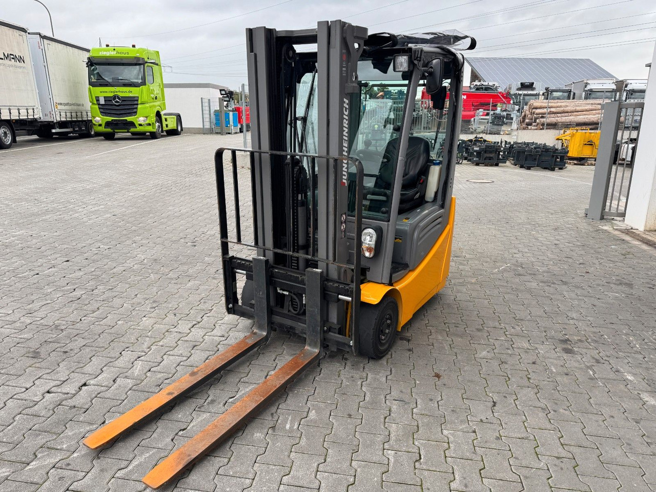 Jungheinrich EFG 215 / Triplex: 4.25m! / SS / nur 2.819h! - Empilhadeira elétrica: foto 5 Jungheinrich EFG 215 / Triplex: 4.25m! / SS / nur 2.819h! - Empilhadeira elétrica: foto 5