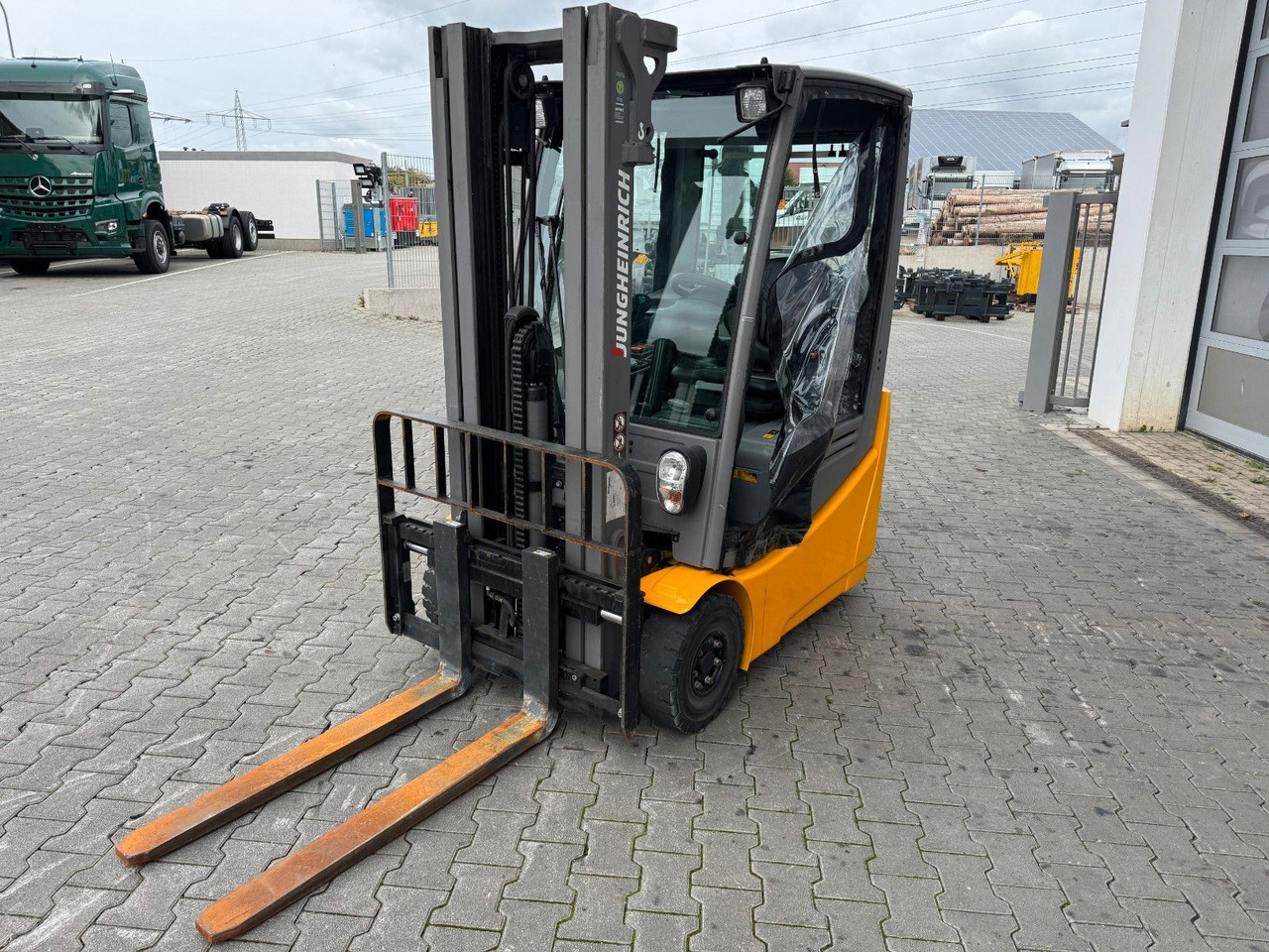 Jungheinrich EFG 215 / Triplex: 4.25m! / SS / nur 3.298h! - Empilhadeira elétrica: foto 5 Jungheinrich EFG 215 / Triplex: 4.25m! / SS / nur 3.298h! - Empilhadeira elétrica: foto 5