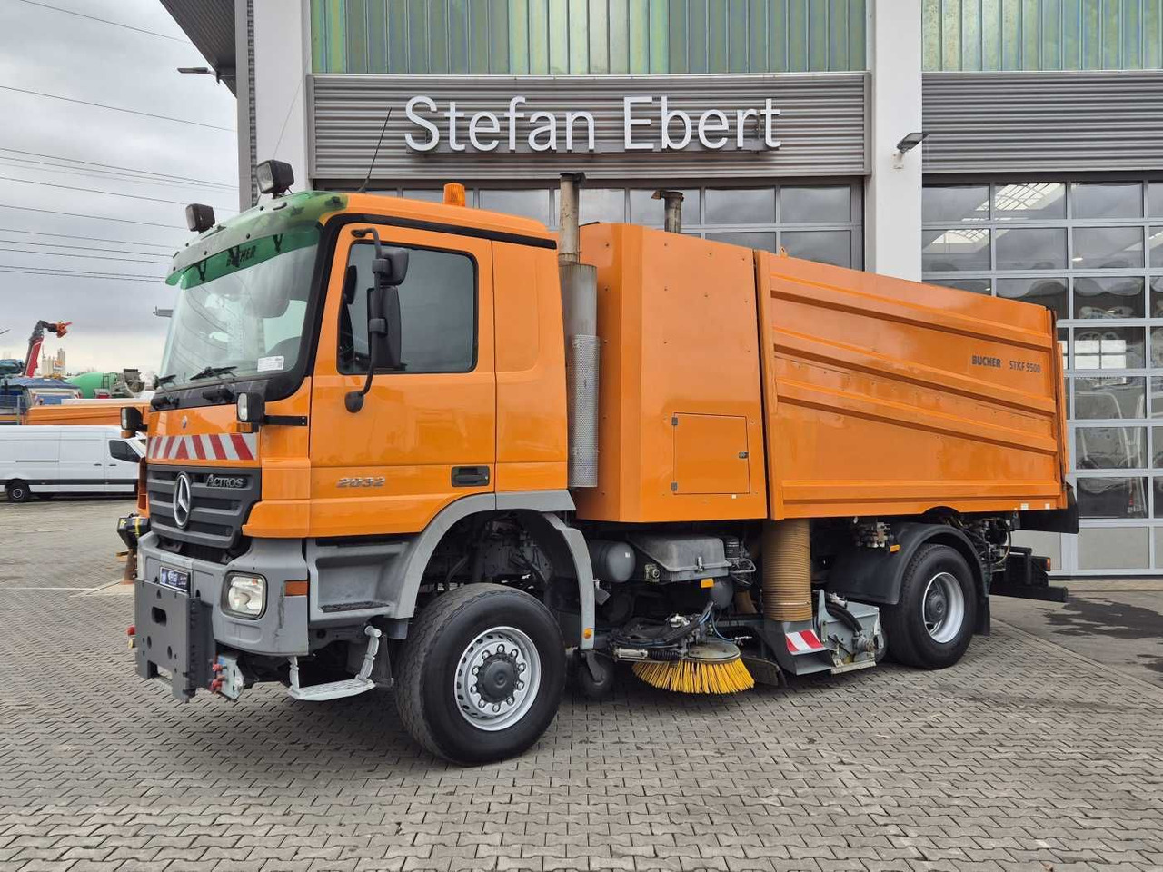 Mercedes-Benz Actros 2032 A 4x4 Bucher STKF 9500 Airport 30x - Varredora urbana: foto 3 Mercedes-Benz Actros 2032 A 4x4 Bucher STKF 9500 Airport 30x - Varredora urbana: foto 3