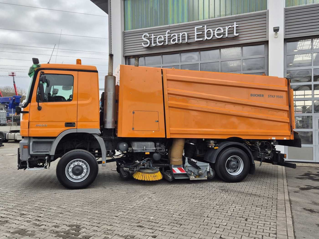 Mercedes-Benz Actros 2032 A 4x4 Bucher STKF 9500 Airport 30x - Varredora urbana: foto 5 Mercedes-Benz Actros 2032 A 4x4 Bucher STKF 9500 Airport 30x - Varredora urbana: foto 5