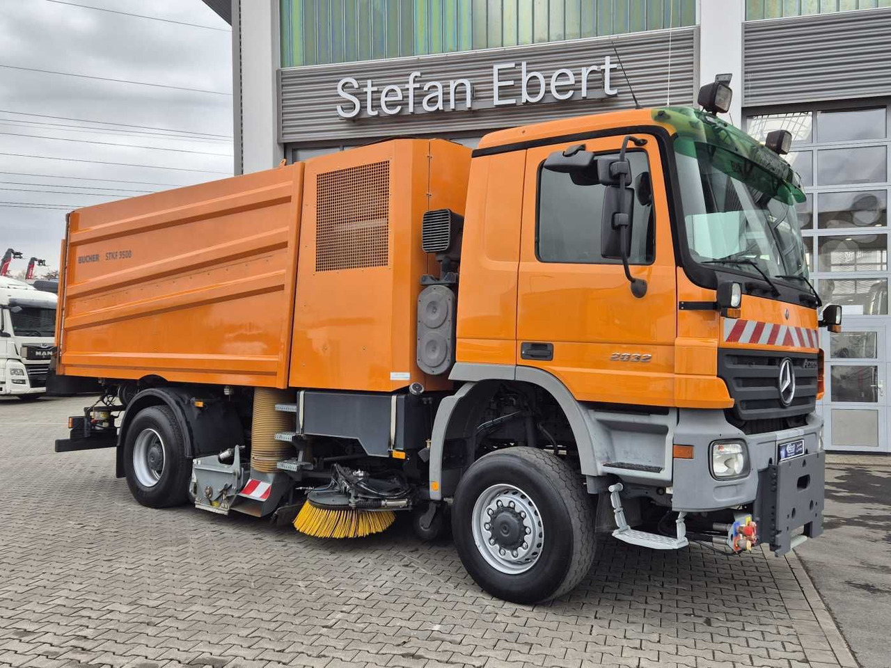 Mercedes-Benz Actros 2032 A 4x4 Bucher STKF 9500 Airport 30x - Varredora urbana: foto 4 Mercedes-Benz Actros 2032 A 4x4 Bucher STKF 9500 Airport 30x - Varredora urbana: foto 4