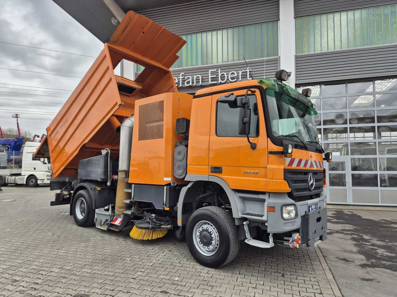 Mercedes-Benz Actros 2032 A 4x4 Bucher STKF 9500 Airport 30x - Varredora urbana: foto 2 Mercedes-Benz Actros 2032 A 4x4 Bucher STKF 9500 Airport 30x - Varredora urbana: foto 2