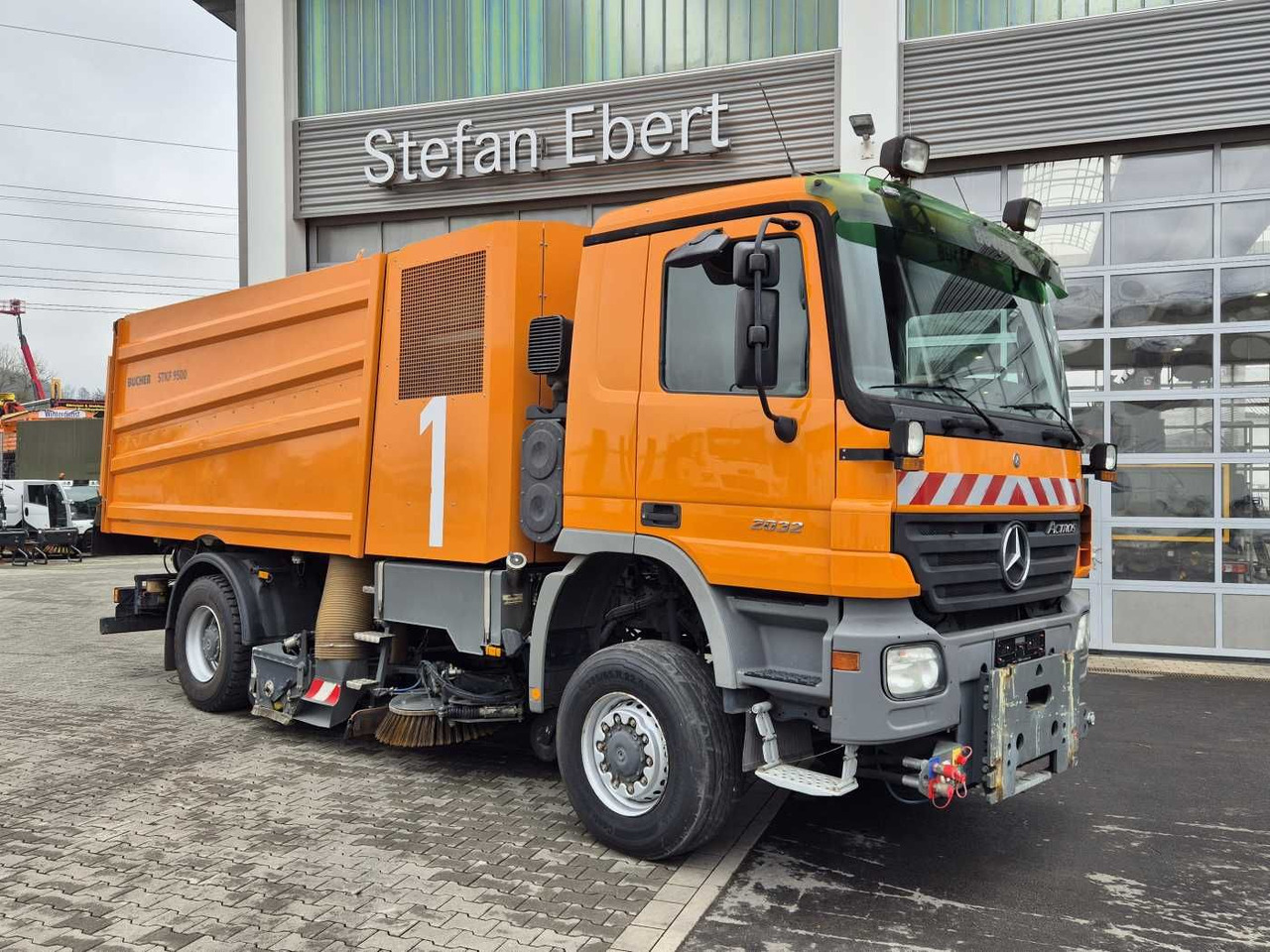 Mercedes-Benz Actros 2032 A 4x4 Bucher STKF 9500 Airport - Varredora urbana: foto 3 Mercedes-Benz Actros 2032 A 4x4 Bucher STKF 9500 Airport - Varredora urbana: foto 3