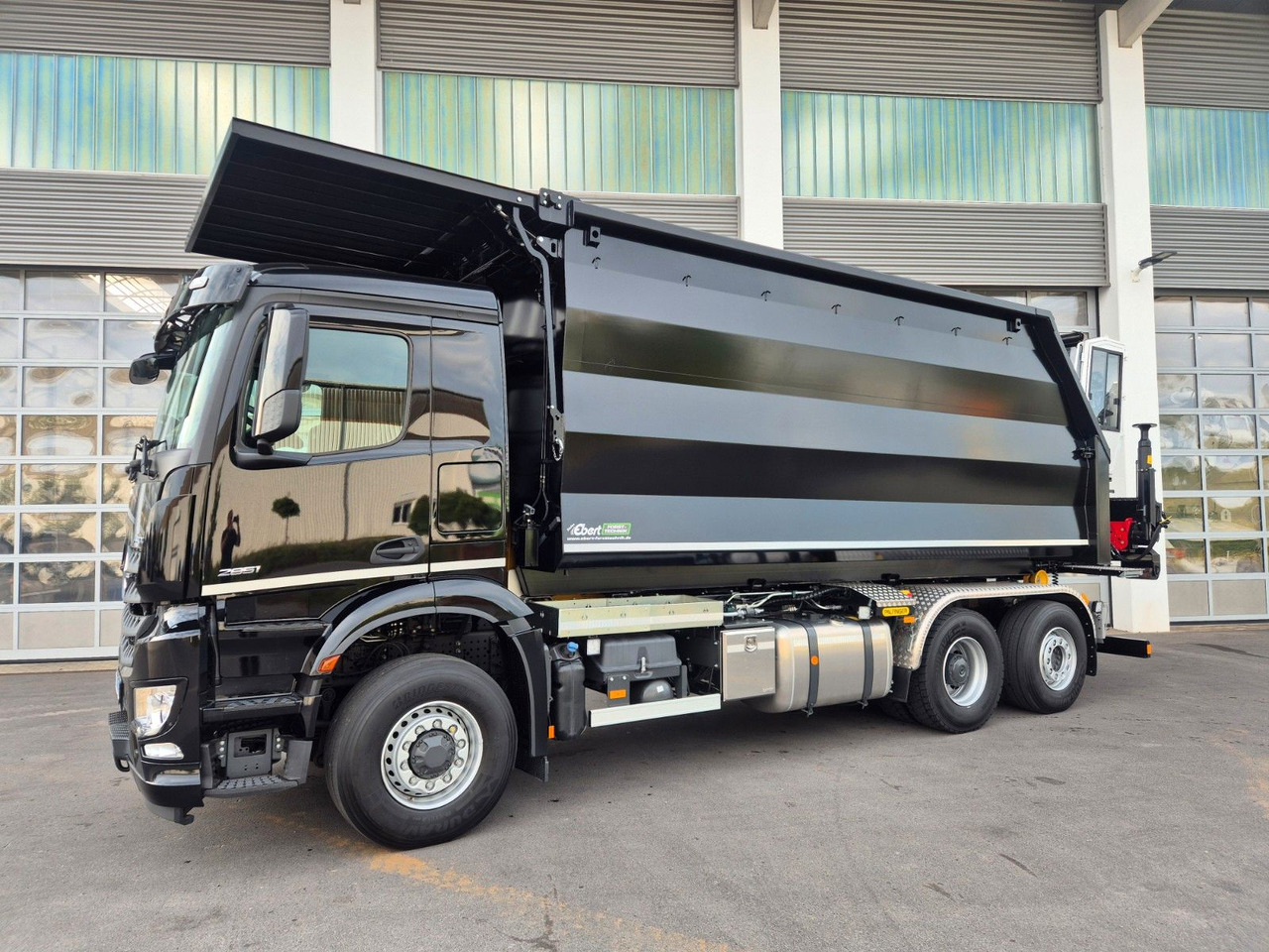 Mercedes-Benz Arocs 2751 6x2 HAD / Abroller EBERT Fällbox Q150 Mercedes-Benz Arocs 2751 6x2 HAD/ Abroller EBERT Forstbox Q150 - Camião polibenne: foto 2 Mercedes-Benz Arocs 2751 6x2 HAD / Abroller EBERT Fällbox Q150 Mercedes-Benz Arocs 2751 6x2 HAD/ Abroller EBERT Forstbox Q150 - Camião polibenne: foto 2