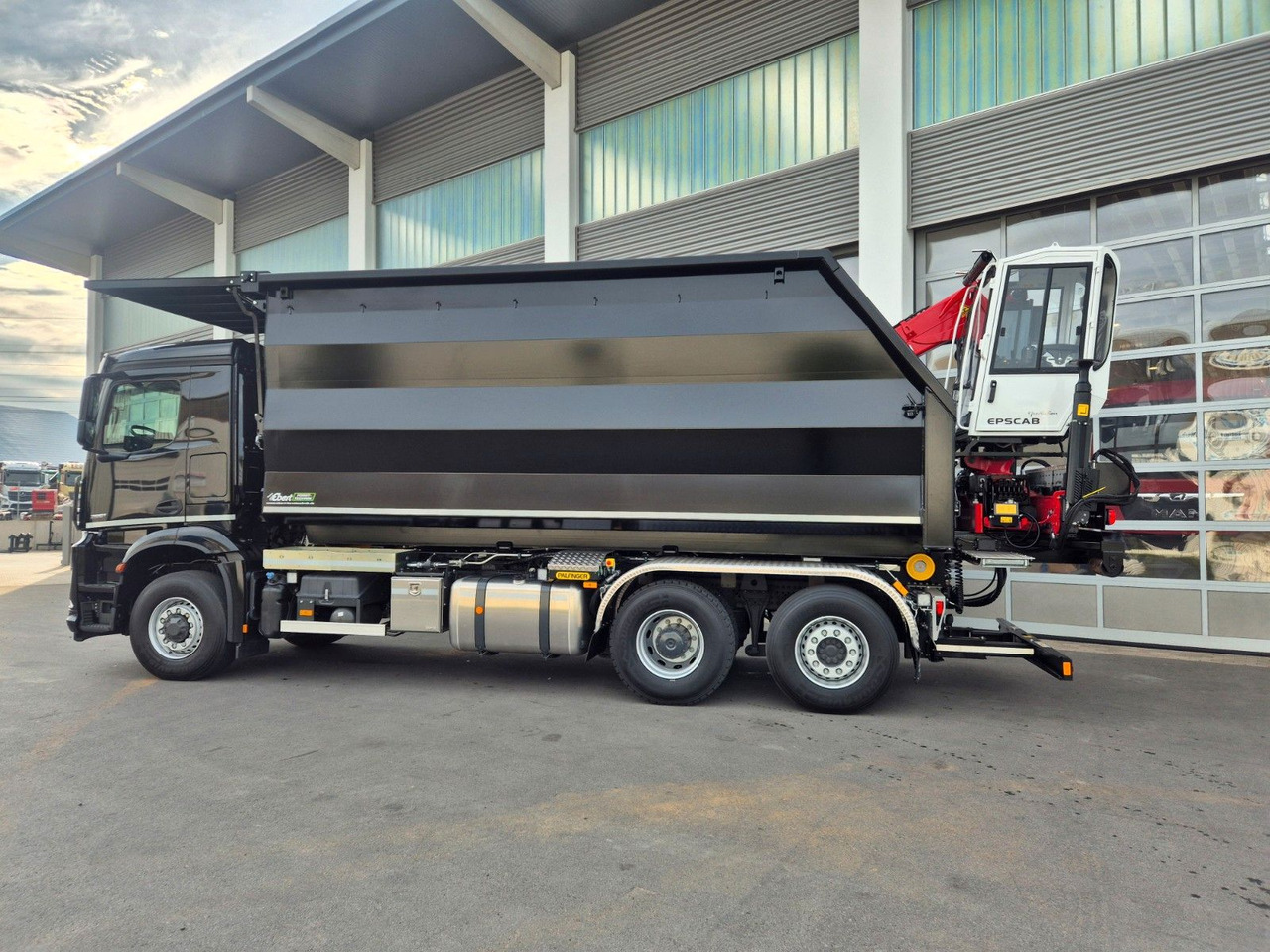 Mercedes-Benz Arocs 2751 6x2 HAD / Abroller EBERT Fällbox Q150 Mercedes-Benz Arocs 2751 6x2 HAD/ Abroller EBERT Forstbox Q150 - Camião polibenne: foto 3 Mercedes-Benz Arocs 2751 6x2 HAD / Abroller EBERT Fällbox Q150 Mercedes-Benz Arocs 2751 6x2 HAD/ Abroller EBERT Forstbox Q150 - Camião polibenne: foto 3