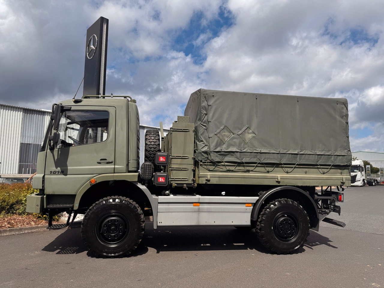 Mercedes-Benz Atego 1018 A 4x4 Singlebereifung 7 Stück vorh. - Camião de caixa aberta/ Plataforma: foto 4 Mercedes-Benz Atego 1018 A 4x4 Singlebereifung 7 Stück vorh. - Camião de caixa aberta/ Plataforma: foto 4