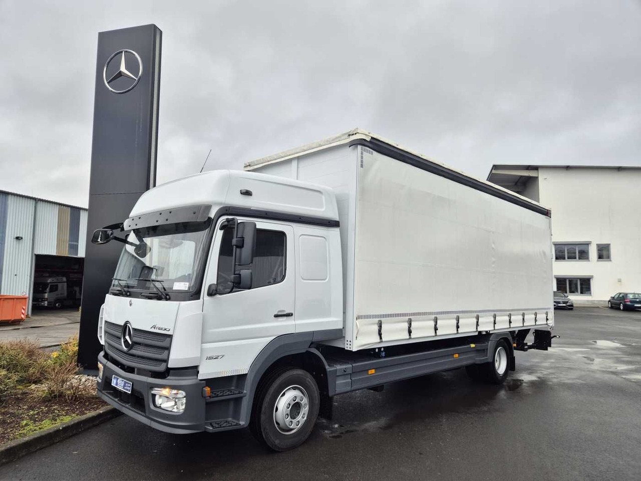 Mercedes-Benz Atego 1527 L L-Haus LBW Palfinger 1.500kg 2 Bett - Camião de lona: foto 1 Mercedes-Benz Atego 1527 L L-Haus LBW Palfinger 1.500kg 2 Bett - Camião de lona: foto 1
