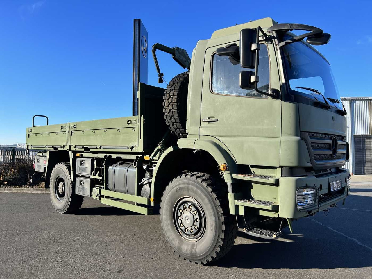 Mercedes-Benz Axor 1829 A 4x4 Pritsche - Camião de caixa aberta/ Plataforma: foto 3 Mercedes-Benz Axor 1829 A 4x4 Pritsche - Camião de caixa aberta/ Plataforma: foto 3