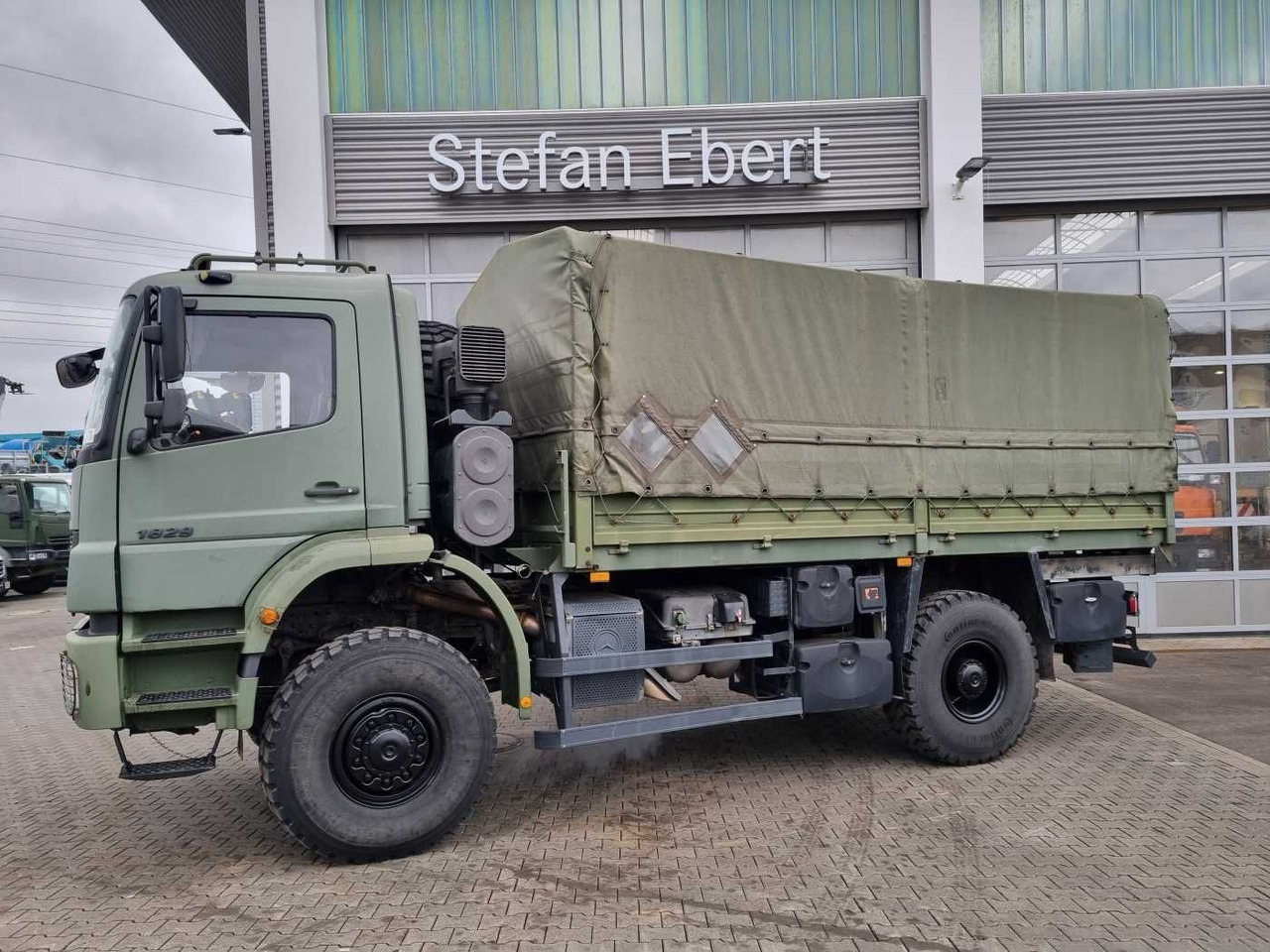 Mercedes-Benz Axor 1829 A 4x4 Pritsche/Plane 10 Stück - Camião de caixa aberta/ Plataforma: foto 4 Mercedes-Benz Axor 1829 A 4x4 Pritsche/Plane 10 Stück - Camião de caixa aberta/ Plataforma: foto 4