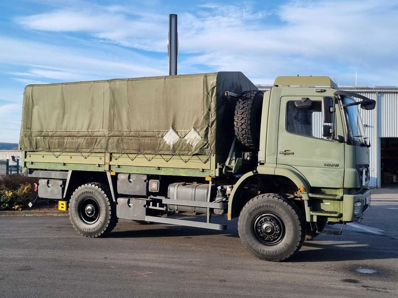 Mercedes-Benz Axor 1829 A 4x4 Pritsche/Plane 10 Stück - Camião de caixa aberta/ Plataforma: foto 4 Mercedes-Benz Axor 1829 A 4x4 Pritsche/Plane 10 Stück - Camião de caixa aberta/ Plataforma: foto 4