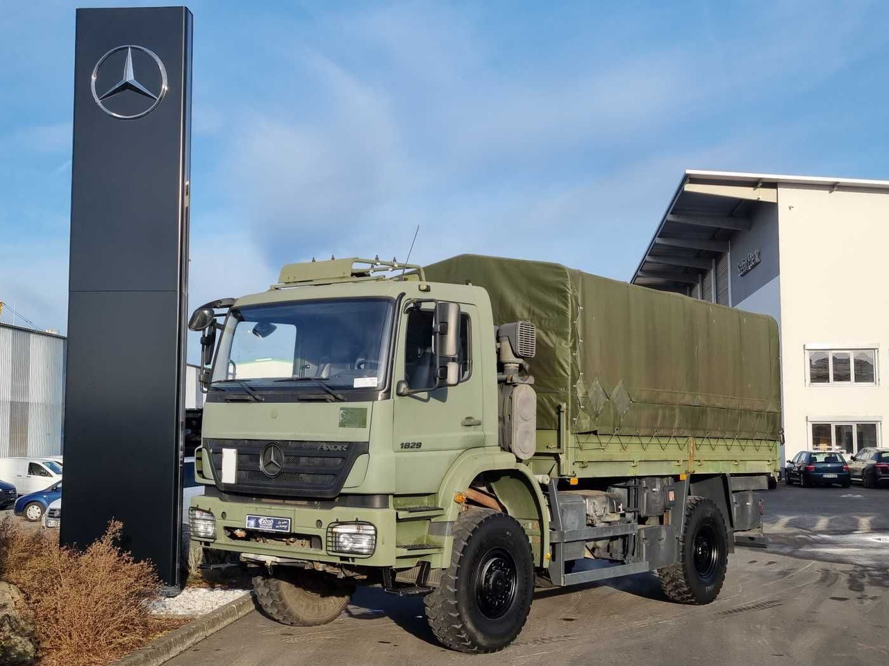 Mercedes-Benz Axor 1829 A 4x4 Pritsche/Plane 10 Stück - Camião de caixa aberta/ Plataforma: foto 1 Mercedes-Benz Axor 1829 A 4x4 Pritsche/Plane 10 Stück - Camião de caixa aberta/ Plataforma: foto 1