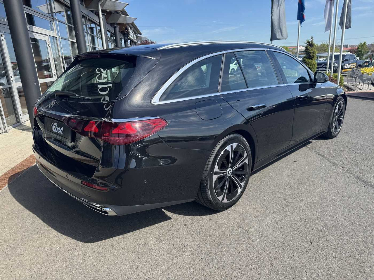 Mercedes-Benz E 220d Avantgarde+Pano+AHK+Distr+19Zoll+MBUX - Automóvel: foto 4 Mercedes-Benz E 220d Avantgarde+Pano+AHK+Distr+19Zoll+MBUX - Automóvel: foto 4