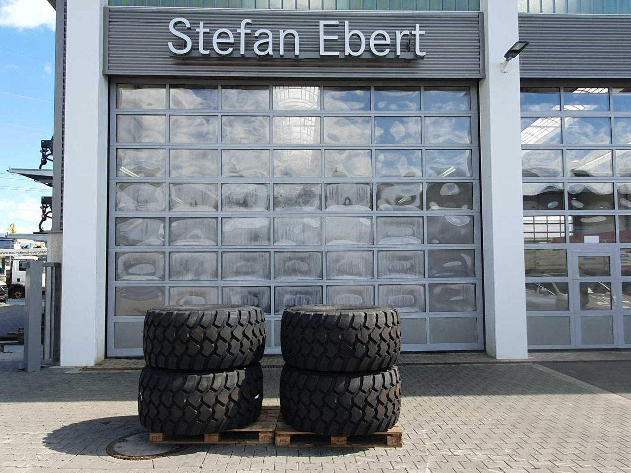 Mercedes-Benz Radlader Reifen mit Felge / NEU / lagernd - Roda completa por Máquina agrícola: foto 1 Mercedes-Benz Radlader Reifen mit Felge / NEU / lagernd - Roda completa por Máquina agrícola: foto 1