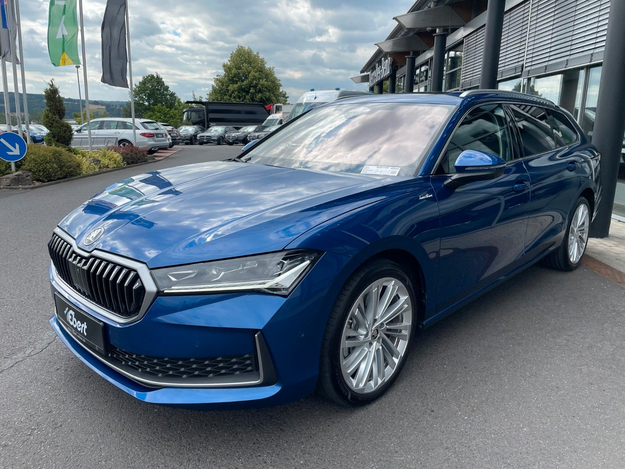 Skoda Superb Combi 2.0 TDI 4x4 L&K HUD+360°+AHK+Pano - Automóvel: foto 2 Skoda Superb Combi 2.0 TDI 4x4 L&K HUD+360°+AHK+Pano - Automóvel: foto 2