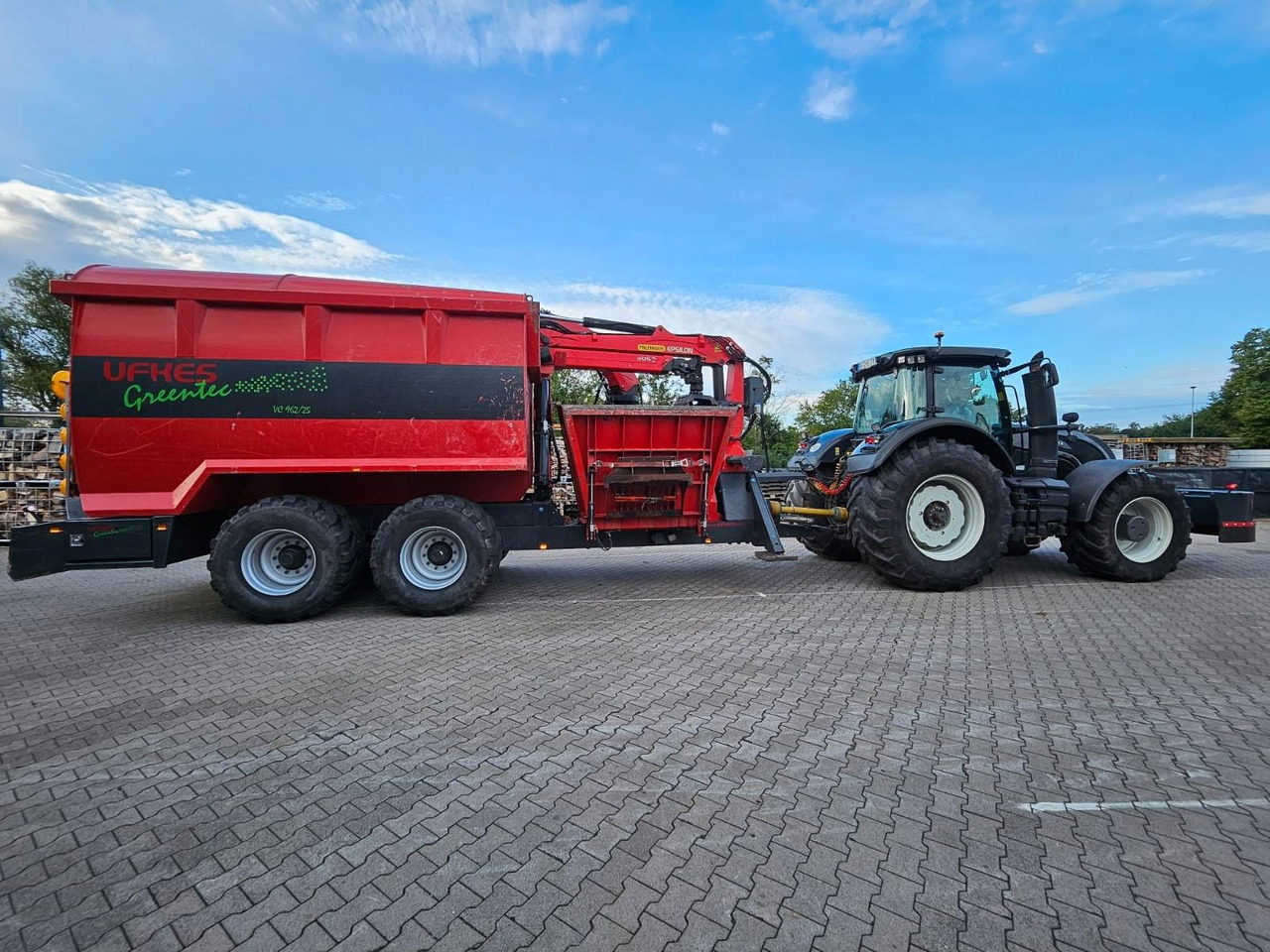 Valtra S374 / nur: 1.980h! / 06.2017 / Holzhacker - Estilhaçadora de madeira: foto 1 Valtra S374 / nur: 1.980h! / 06.2017 / Holzhacker - Estilhaçadora de madeira: foto 1