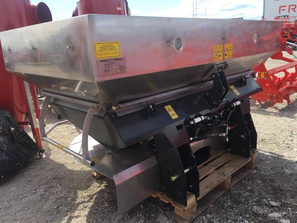 POM Augustów Rozsiewacz nawozów zawieszany ZEUS 1600L - dostępny od ręki! - Distribuidor de fertilizantes: foto 2 POM Augustów Rozsiewacz nawozów zawieszany ZEUS 1600L - dostępny od ręki! - Distribuidor de fertilizantes: foto 2