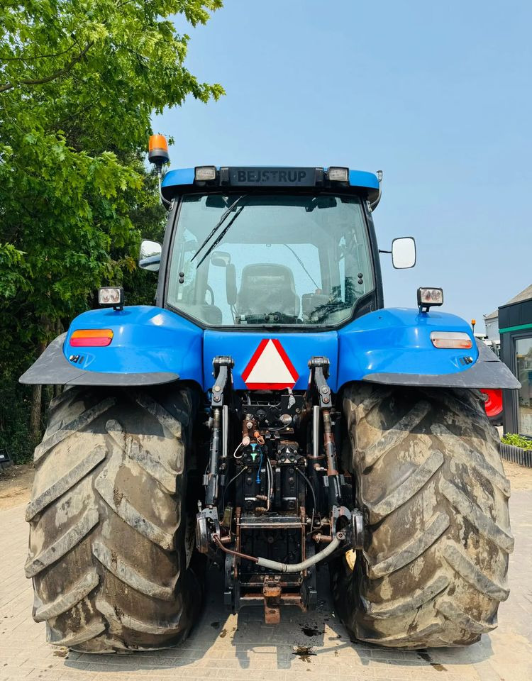 New Holland T8040 - Trator: foto 4 New Holland T8040 - Trator: foto 4