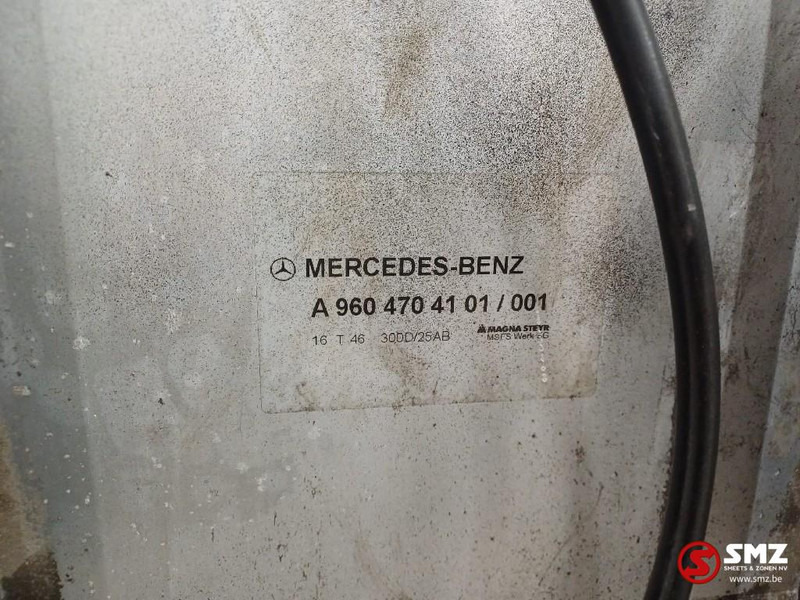 Mercedes-Benz Occ brandstoftank 300L + AdBluetank 25L Mercedes - Tanque de combustível por Camião: foto 5 Mercedes-Benz Occ brandstoftank 300L + AdBluetank 25L Mercedes - Tanque de combustível por Camião: foto 5
