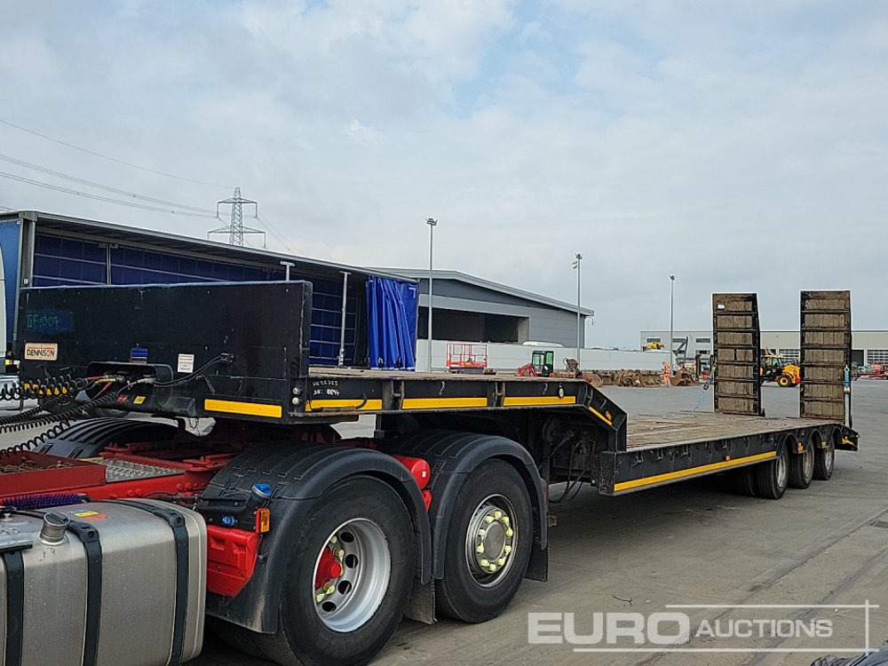 2001 Dennison Trailers Tri Axle Step Frame Low Loader, Hydraulic Ramps, Out Riggers - Semi-reboque baixa: foto 1 2001 Dennison Trailers Tri Axle Step Frame Low Loader, Hydraulic Ramps, Out Riggers - Semi-reboque baixa: foto 1