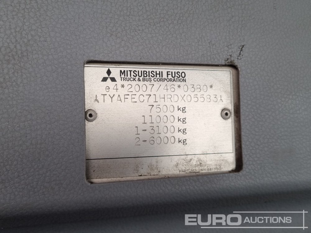 Camião de caixa aberta/ Plataforma para transporte de máquinas pesadas 2014 Mitsubishi Canter 7C15: foto 32