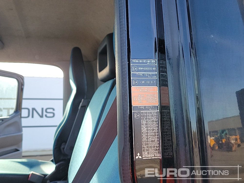 Camião de caixa aberta/ Plataforma para transporte de máquinas pesadas 2014 Mitsubishi Canter 7C15: foto 31