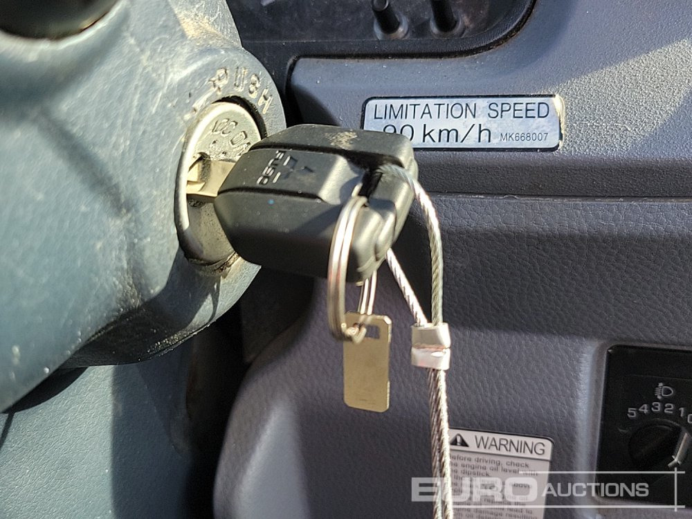 Camião de caixa aberta/ Plataforma para transporte de máquinas pesadas 2014 Mitsubishi Canter 7C15: foto 29