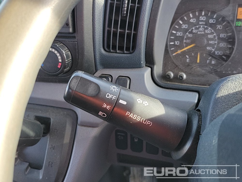 Camião de caixa aberta/ Plataforma para transporte de máquinas pesadas 2014 Mitsubishi Canter 7C15: foto 26