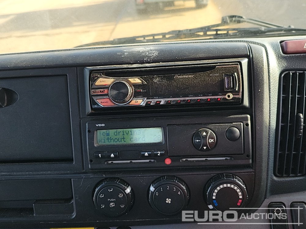 Camião de caixa aberta/ Plataforma para transporte de máquinas pesadas 2014 Mitsubishi Canter 7C15: foto 23