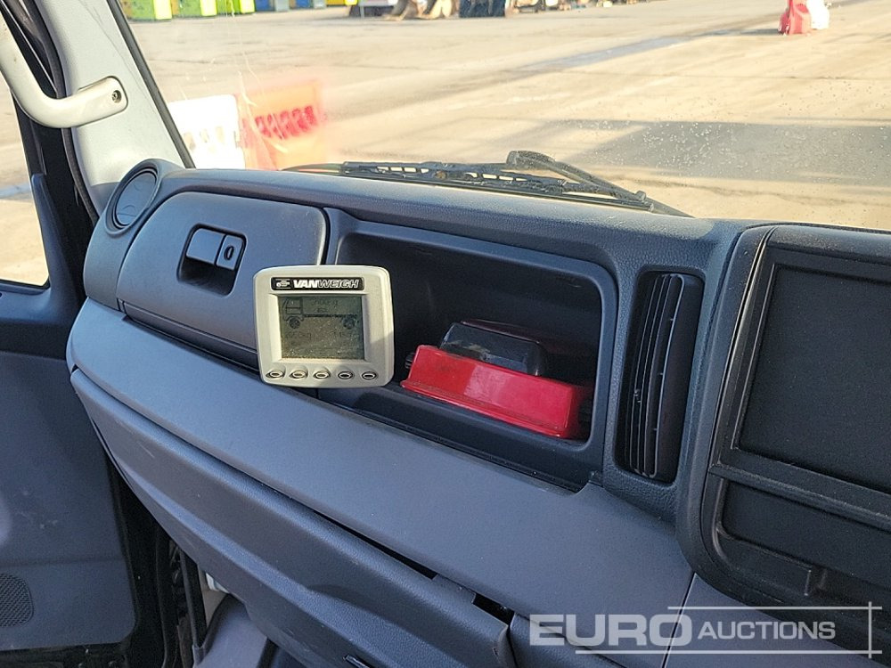 Camião de caixa aberta/ Plataforma para transporte de máquinas pesadas 2014 Mitsubishi Canter 7C15: foto 24