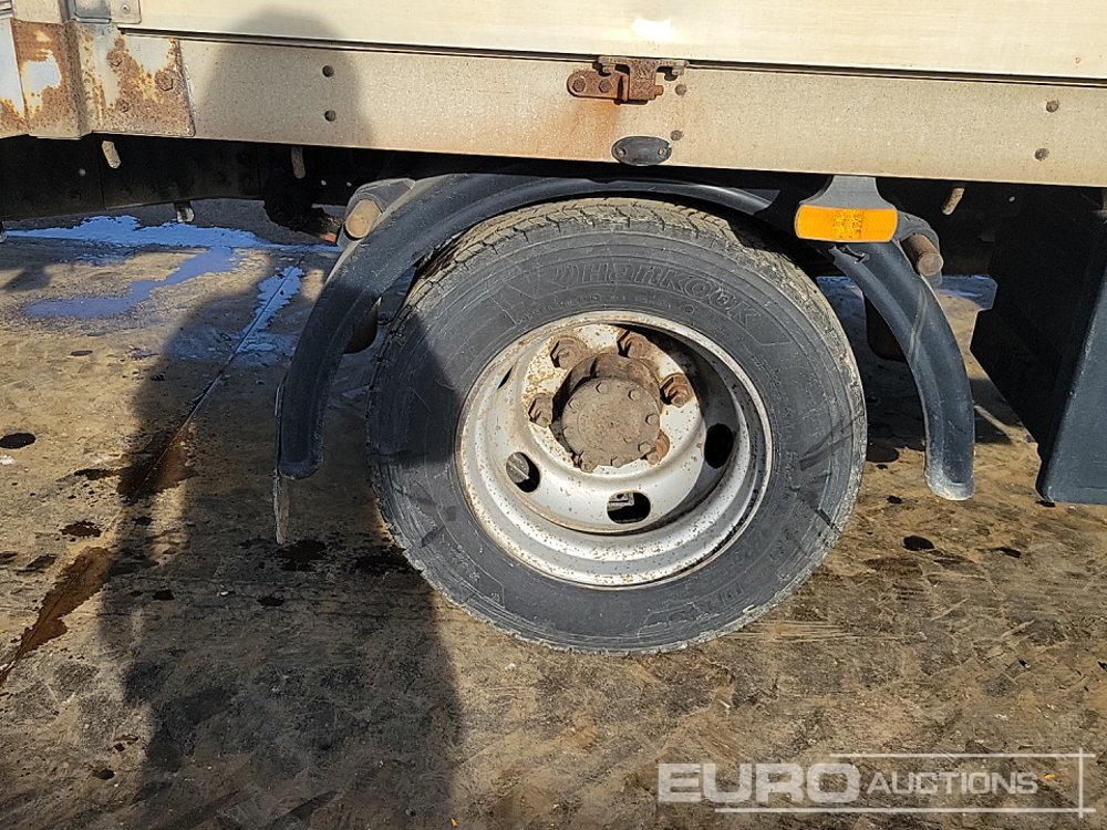 Camião de caixa aberta/ Plataforma para transporte de máquinas pesadas 2014 Mitsubishi Canter 7C15: foto 11