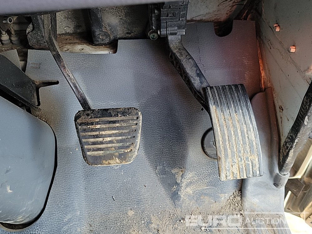 Camião de caixa aberta/ Plataforma para transporte de máquinas pesadas 2014 Mitsubishi Canter 7C15: foto 21