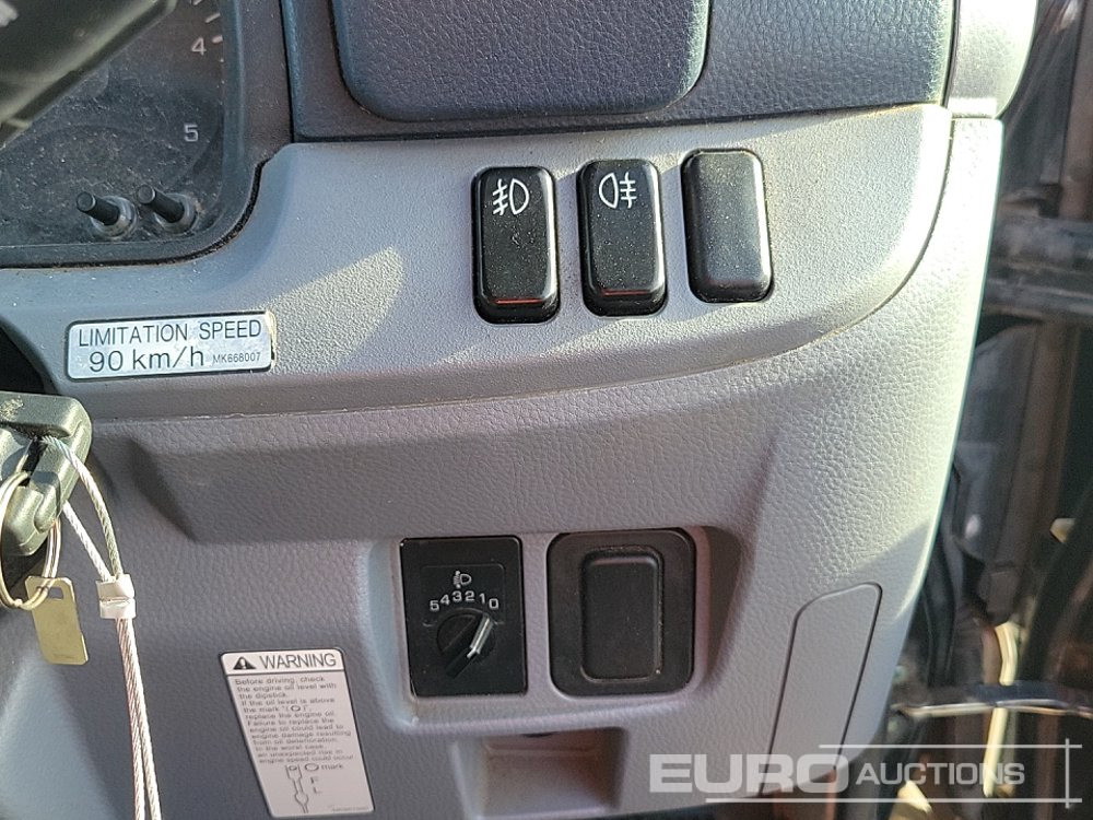 Camião de caixa aberta/ Plataforma para transporte de máquinas pesadas 2014 Mitsubishi Canter 7C15: foto 28