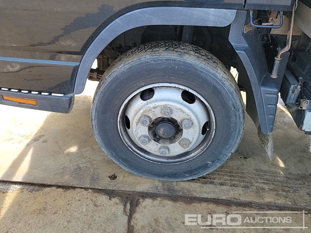 Camião de caixa aberta/ Plataforma para transporte de máquinas pesadas 2014 Mitsubishi Canter 7C15: foto 9