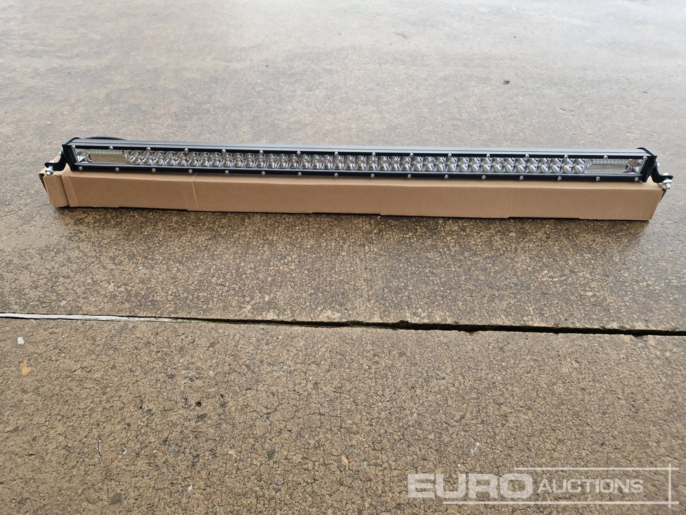 Unused 32" 300W Combo Beam LED Light Bar, Mounting Brackets, IP68 Waterproof - Equipamento de construção: foto 5 Unused 32" 300W Combo Beam LED Light Bar, Mounting Brackets, IP68 Waterproof - Equipamento de construção: foto 5