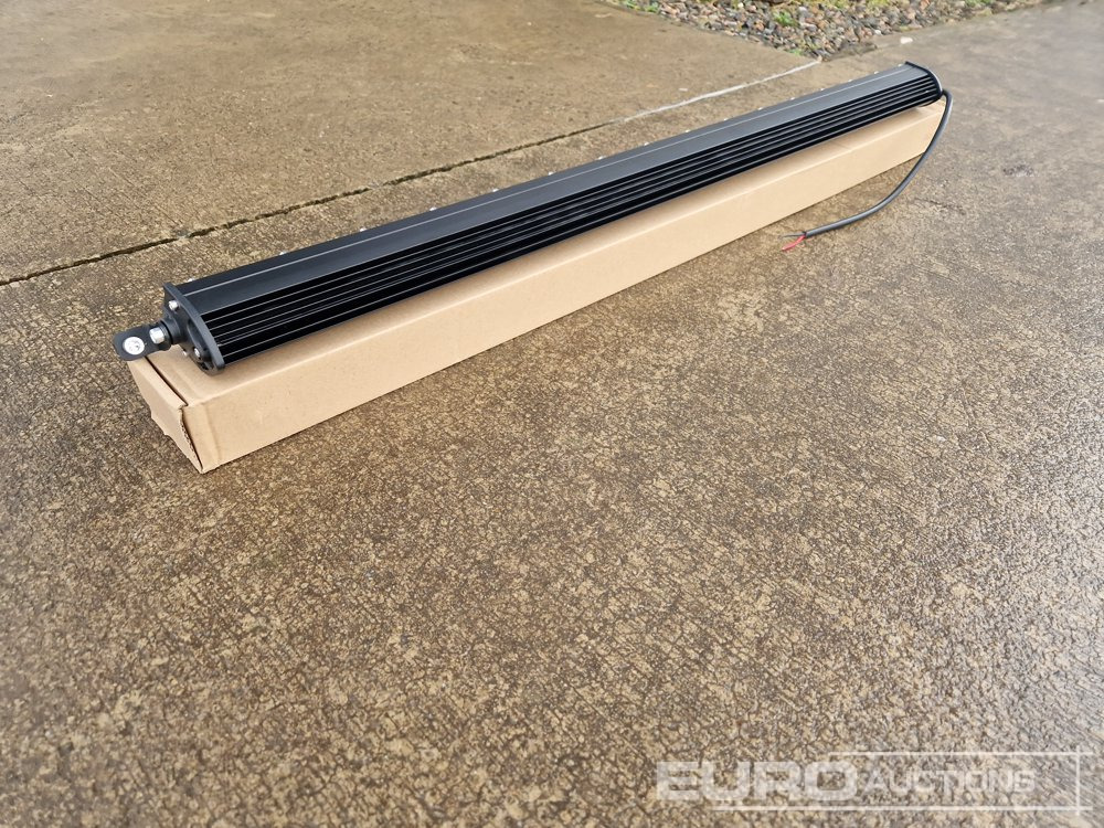 Unused 32" 300W Combo Beam LED Light Bar, Mounting Brackets, IP68 Waterproof - Equipamento de construção: foto 2 Unused 32" 300W Combo Beam LED Light Bar, Mounting Brackets, IP68 Waterproof - Equipamento de construção: foto 2