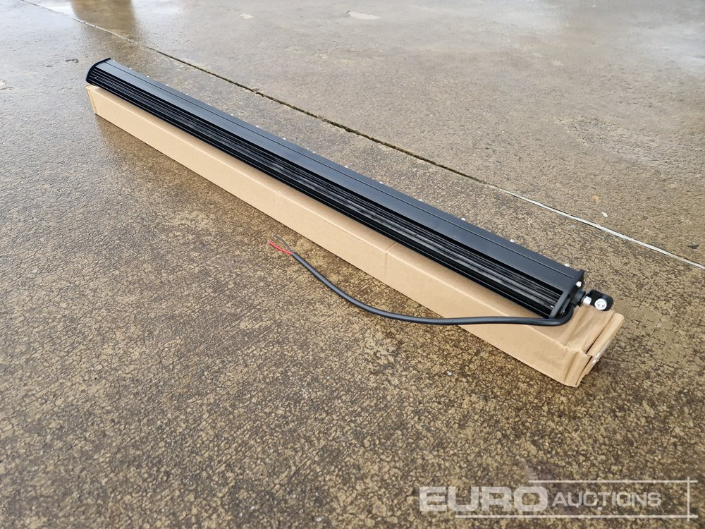 Unused 32" 300W Combo Beam LED Light Bar, Mounting Brackets, IP68 Waterproof - Equipamento de construção: foto 3 Unused 32" 300W Combo Beam LED Light Bar, Mounting Brackets, IP68 Waterproof - Equipamento de construção: foto 3