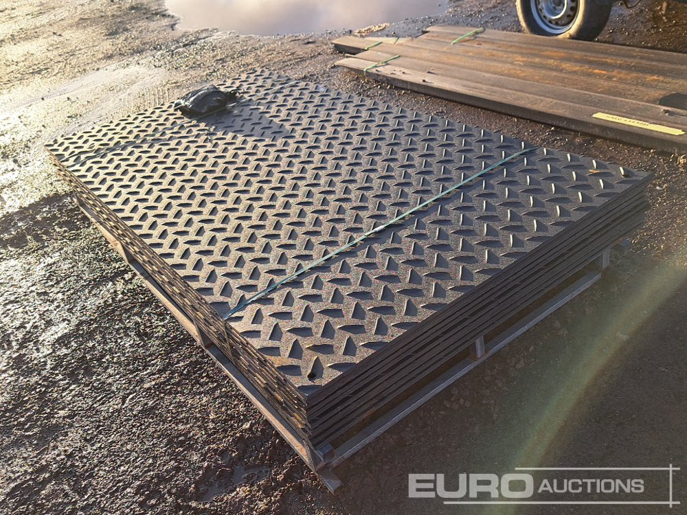 Unused 8' x 4' Plastic Road Mats (10 of) - Equipamento de construção: foto 2 Unused 8' x 4' Plastic Road Mats (10 of) - Equipamento de construção: foto 2