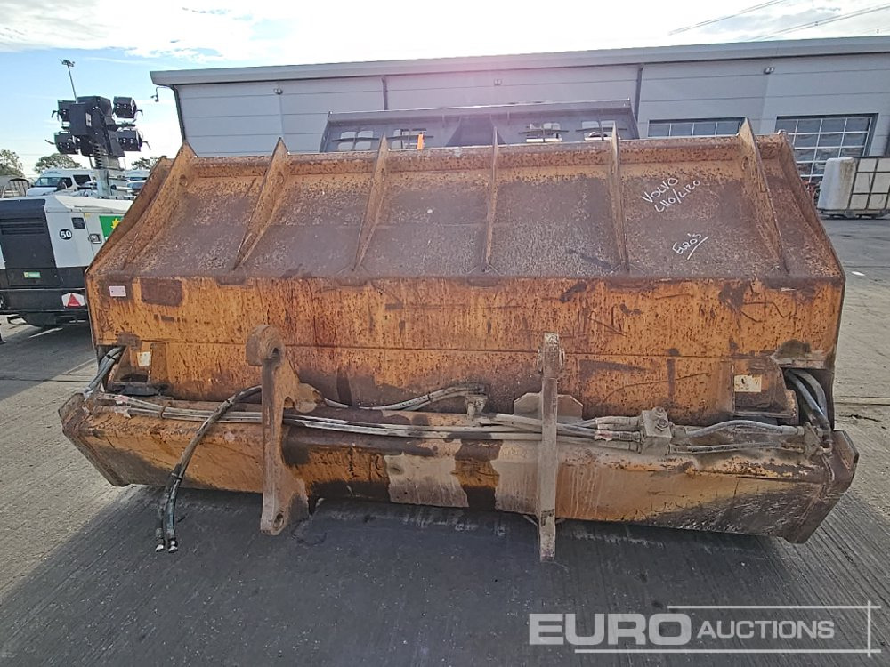 Volvo 116" Hydraulic 4 in 1 Bucket to suit Wheeled Loader - Balde: foto 4 Volvo 116" Hydraulic 4 in 1 Bucket to suit Wheeled Loader - Balde: foto 4
