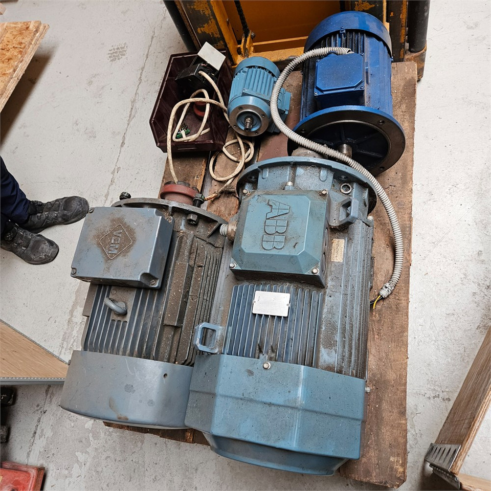 ABB MT80A19F100-2 / M3AA180MLB4 - Máquina: foto 3 ABB MT80A19F100-2 / M3AA180MLB4 - Máquina: foto 3