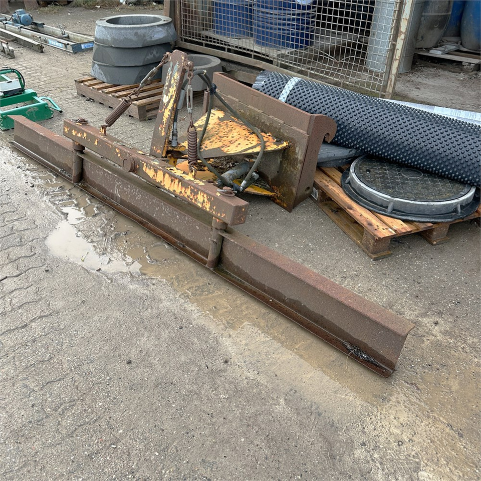 ABC Afretter / vibrator - Equipamento por Máquina de construção: foto 3 ABC Afretter / vibrator - Equipamento por Máquina de construção: foto 3