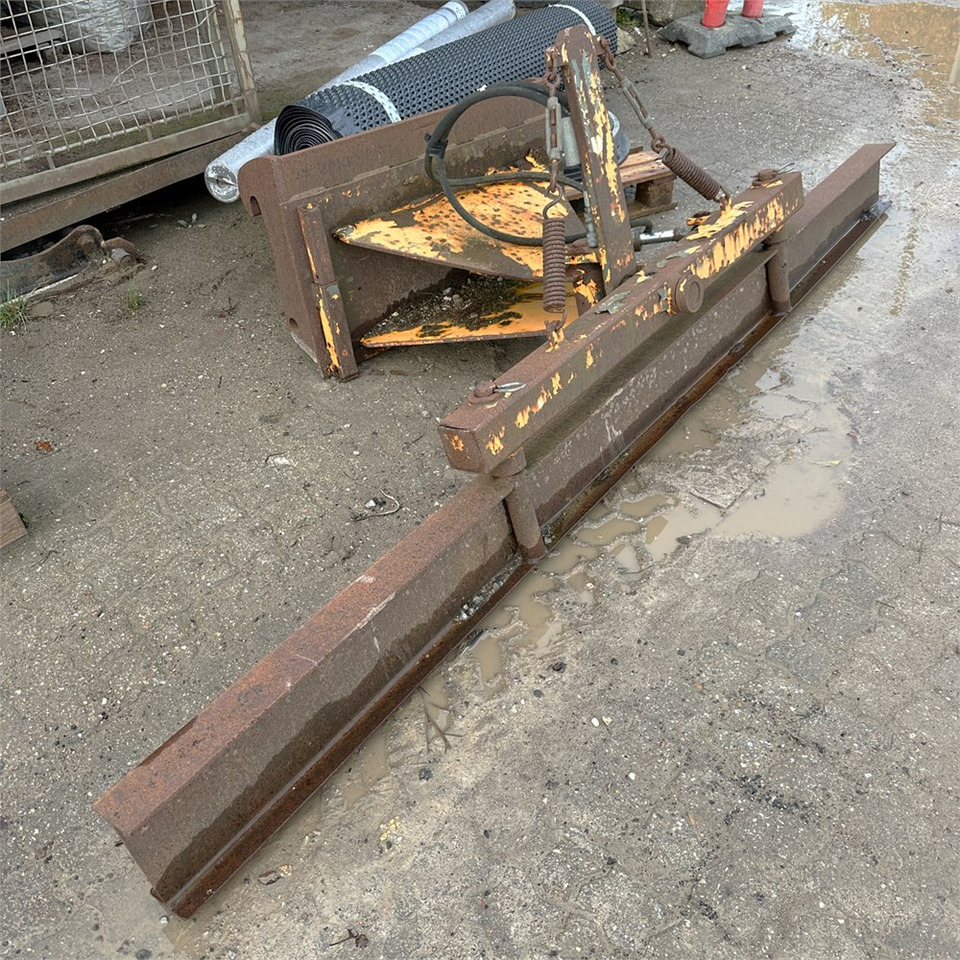 ABC Afretter / vibrator - Equipamento por Máquina de construção: foto 1 ABC Afretter / vibrator - Equipamento por Máquina de construção: foto 1