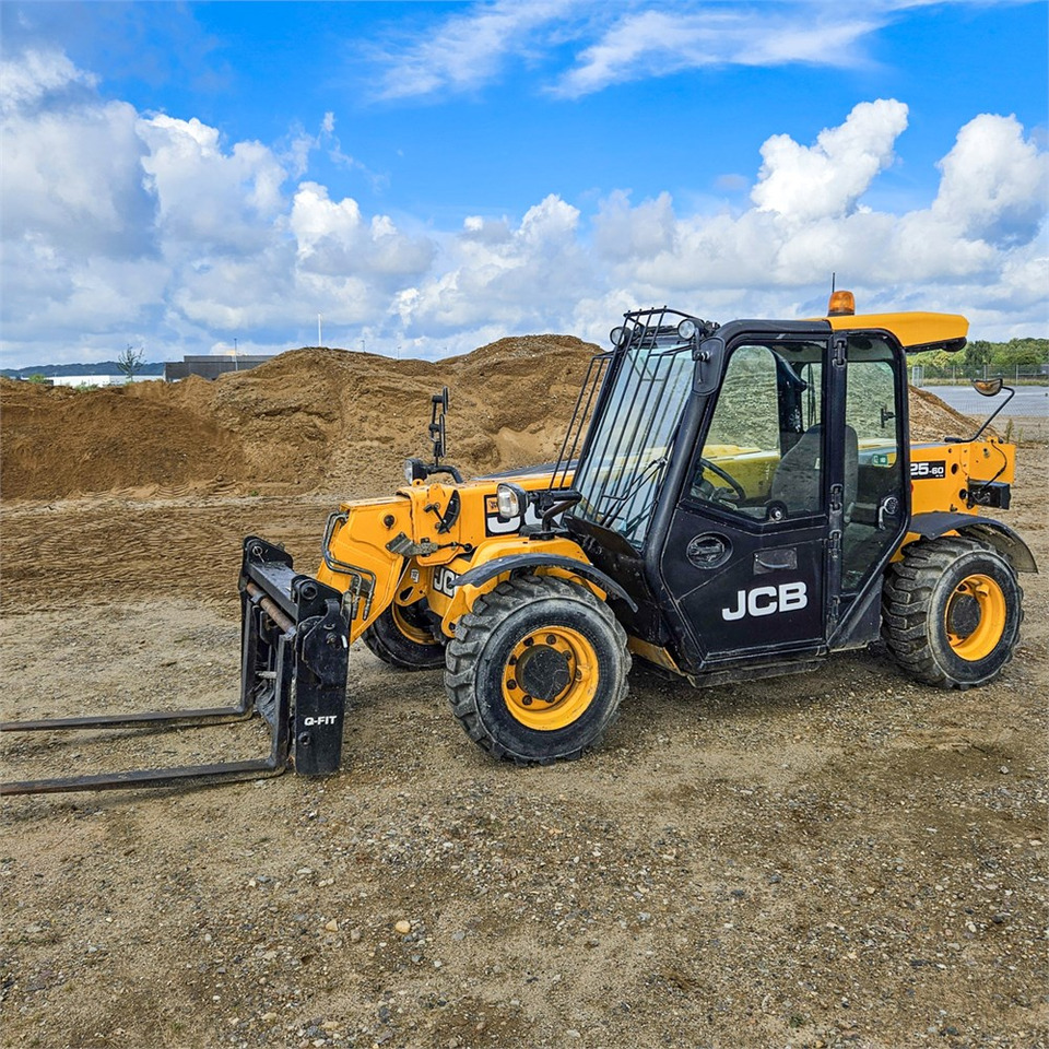 JCB 525-60T4 - Empilhador telescópico: foto 1 JCB 525-60T4 - Empilhador telescópico: foto 1