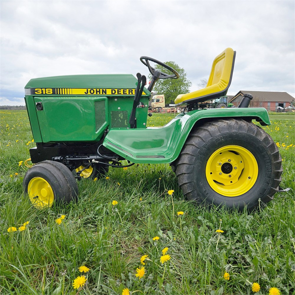 John Deere 318 - Trator municipal: foto 2 John Deere 318 - Trator municipal: foto 2